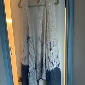 Light weight sweater vest